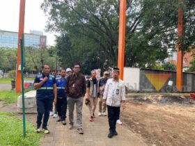 DLH Kota Malang dan jajaran Bank Jatim meninjau pembangunan revitalisasi Alun-alun Merdeka Kota Malang, Rabu (30/10/2025) (blok-a/Bob Bimantara Leander)