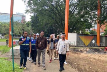 DLH Kota Malang dan jajaran Bank Jatim meninjau pembangunan revitalisasi Alun-alun Merdeka Kota Malang, Rabu (30/10/2025) (blok-a/Bob Bimantara Leander)