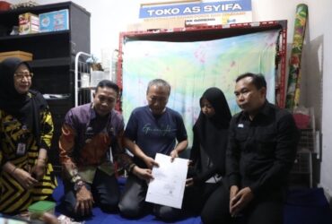 Wali Kota Malang, Wahyu Hidayat dan Wakil Wali Kota Malang, Ali Muthohirin memberikan akta kematian Gutik, seorang yang hanyut di gorong-gorong, Jumat (31/10/2025) (blok-a/Bob Bimantara Leander)