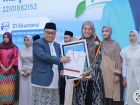 Salah satu lulusan terbaik FEB Unisma bersama Rektor Unisma, Prof. Drs. H. Junaidi, M.Pd., Ph.D. (dok. Humas Unisma)