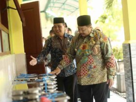 Teks: Bupati Jombang H Warsubi saat tinjau MBG di SMP Negeri 1, Sumobito, Jombang.(blok-a.com/Syahrul Wijaya)