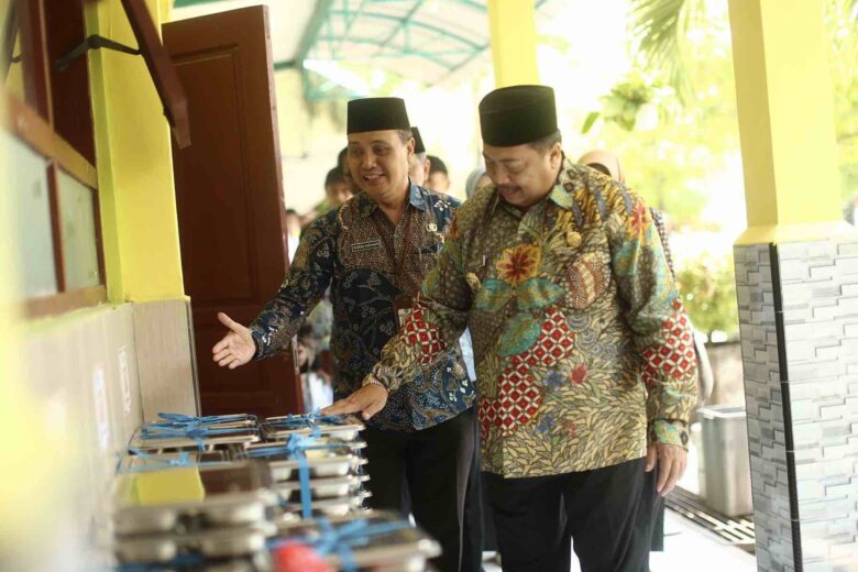 Teks: Bupati Jombang H Warsubi saat tinjau MBG di SMP Negeri 1, Sumobito, Jombang.(blok-a.com/Syahrul Wijaya)