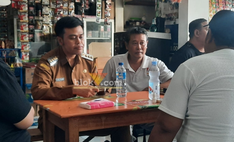 Wali Kota Blitar, Syauqul Muhibbin saat konferensi pers di salah satu warung kopi Pasar Wage Kota Blitar. (blok-a.com/Fajar)
