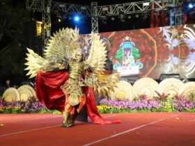 Salah satu peserta Ringin Contong Carnival 2025 sedang memeragakan aksinya.(blok-a.com/Syahrul Wijaya)
