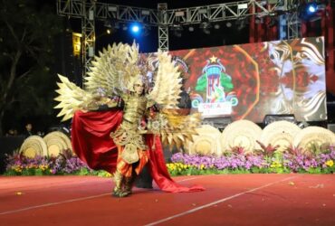 Salah satu peserta Ringin Contong Carnival 2025 sedang memeragakan aksinya.(blok-a.com/Syahrul Wijaya)