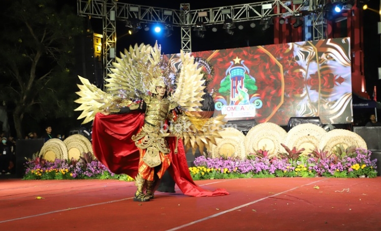 Salah satu peserta Ringin Contong Carnival 2025 sedang memeragakan aksinya.(blok-a.com/Syahrul Wijaya)