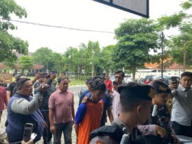 Teks: Tersangka penipuan modus beli kambing lewat online digelandang di Mapolres Jombang.(Blok-a.com/Syahrul Wijaya)