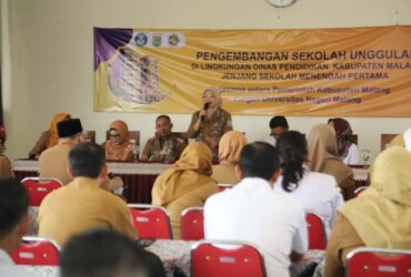 Wakil Bupati Malang, Hj. Lathifah Shohib saat membuka pengembangan sekolah unggulan di SMPN 4 Kepanjen (pro)