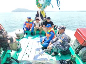 Caption : Polsek Muncar bersama Satpolairud Banyuwangi, dan TNI AL saat lakukan evakuasi 25 ABK Kapal KM Anugrah Indah 18, di Pelabuhan Muncar, Sabtu (11/10/2025)(dok Polsek Muncar).