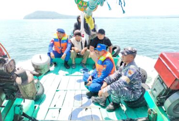 Caption : Polsek Muncar bersama Satpolairud Banyuwangi, dan TNI AL saat lakukan evakuasi 25 ABK Kapal KM Anugrah Indah 18, di Pelabuhan Muncar, Sabtu (11/10/2025)(dok Polsek Muncar).