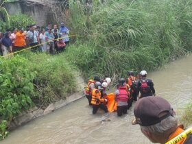 Evakuasi korban tenggelam ditemukan mengambang di sungai.(dokumen BPBD Jombang)