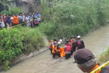 Evakuasi korban tenggelam ditemukan mengambang di sungai.(dokumen BPBD Jombang)