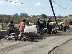 Pengerjaan betonisasi ruas Jalan Kalanganyar-Segorotambak Sidoarjo.