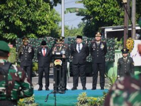 Teks: Upacara peringatan hari ulang tahun TNI ke-80 di lapangan Cikaran.(blok-a.com/Syahrul Wijaya)