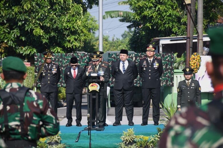Teks: Upacara peringatan hari ulang tahun TNI ke-80 di lapangan Cikaran.(blok-a.com/Syahrul Wijaya)