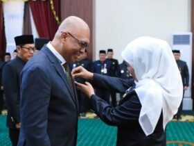 Ketua PWI pusat ketika menerima penghargaan lencana kehormatan provinsi Jawa Timur.(Dokumen PWI)