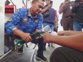 Petugas gabungan sedang mengecek pertalite di salah satu SPBU dalam sidak.(blok-a.com/Syahrul Wijaya)