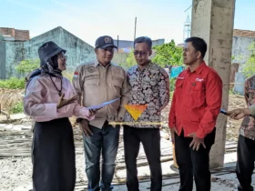 Dari kiri, Ketua Komisi III DPRD Malang, Tantri Bararoh. Ketua Fraksi PDI Perjuangan, Abdul Qodir dan Kepala Desa Landungsari, Asyarul Hakim serta Sudarno sebagai perwakilan warga yang melapor saat meninjau lokasi tembok yang menutupi akses rumah warga di Bukit Cemara Tujuh (blok-a.com / Yogga Ardiawan)