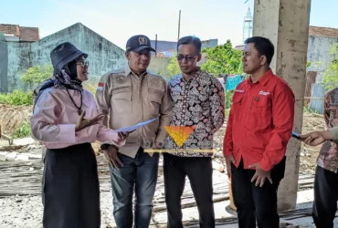 Dari kiri, Ketua Komisi III DPRD Malang, Tantri Bararoh. Ketua Fraksi PDI Perjuangan, Abdul Qodir dan Kepala Desa Landungsari, Asyarul Hakim serta Sudarno sebagai perwakilan warga yang melapor saat meninjau lokasi tembok yang menutupi akses rumah warga di Bukit Cemara Tujuh (blok-a.com / Yogga Ardiawan)