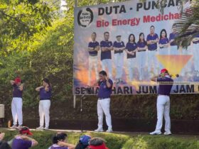 Instruktur latihan Bio Energi Medical Chi Kung memandu peserta, Jumat (31/10/2025) (blok-a/Bob Bimantara Leander)