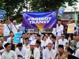 Aksi Jumat Putih Bela Kiai dan Pesantren bentuk protes tayangan Trans 7 “Xpose Uncensored” (blok-a.com / Yogga Ardiawan)