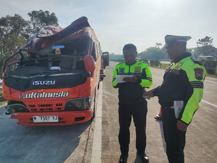 Petugas PJR 311 Ditlantas Polda Jatim saat olah TKP di Tol Jombang - Mojokerto.(Blok-a.com/Syahrul Wijaya)