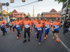 Wali Kota Mojokerto Ning Ita saat mengikuti Fun Run bulan PRB 2025.(blok-a.com/Syahrul Wijaya)