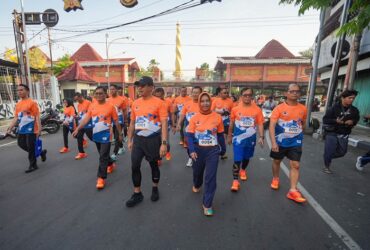 Wali Kota Mojokerto Ning Ita saat mengikuti Fun Run bulan PRB 2025.(blok-a.com/Syahrul Wijaya)