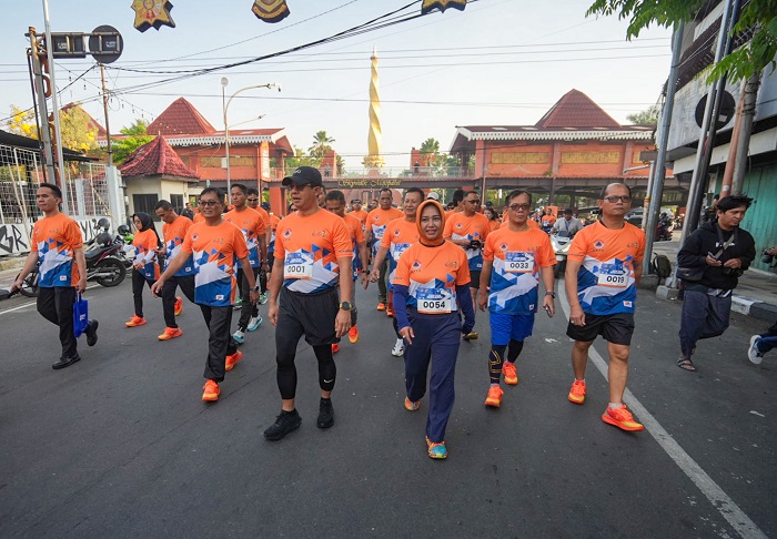Wali Kota Mojokerto Ning Ita saat mengikuti Fun Run bulan PRB 2025.(blok-a.com/Syahrul Wijaya)