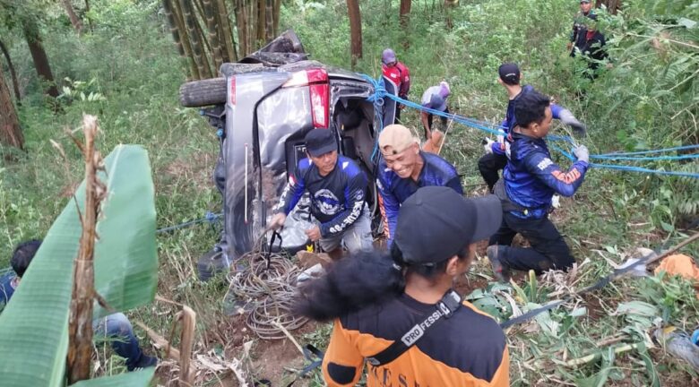 Kondisi kijang Innova dan korban yang terperosok ke jurang jalur pacet-cangar.(blok-a.com/Syahrul Wijaya)
