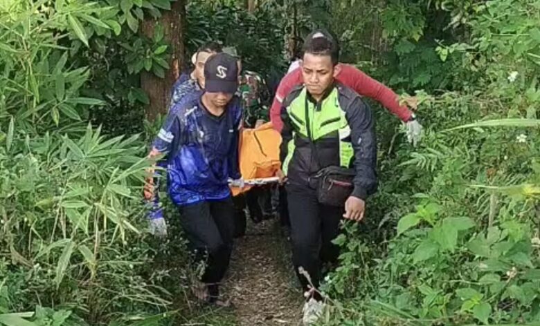 Proses evakuasi korban di jurang jalur Pacet-Cangar.(blok-a.com/Syahrul Wijaya)