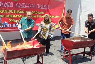 Kajari beserta jajarannya saat pemusnahan barang bukti dari 114 perkara di halaman belakang Kejaksaan Negeri Kabupaten Mojokerto.(blok-a.com/Syahrul Wijaya)