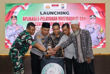 Kapolres Jombang bersama Forkopimda, dan tokoh berbagai unsur dalam peluncuran aplikasi e-pelayanan.(blok-a.com/Syahrul Wijaya)