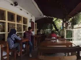 Ilustrasi: salah satu kedai kopi mungil di Kota Malang yang menawarkan suasana intim & hangat (foto: mas jon/google)