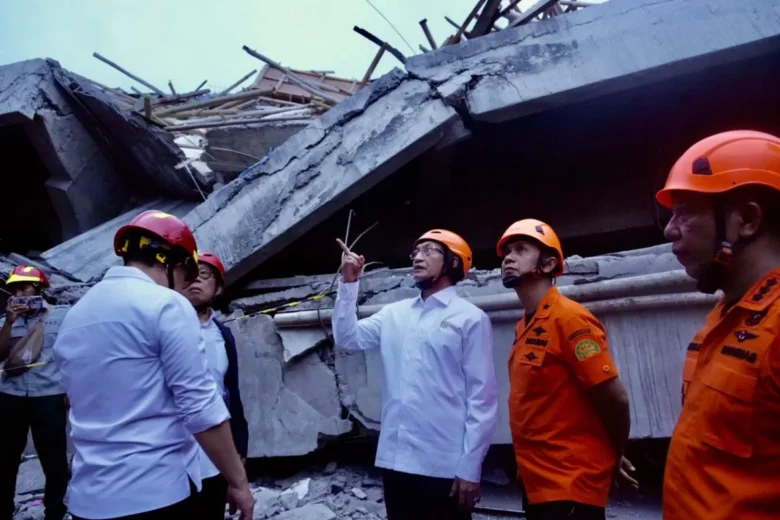 Menteri Agama Nasaruddin Umar saat meninjau musala ambruk di Pondok Pesantren (Ponpes) Al Khoziny, Sidoarjo, Jawa Timur, Selasa (30/9/2025). (dok. Kemenag)