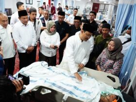 Menteri Sosial, Saifullah Yusuf saat kunjungi korban ambruknya masjid Ponpes Al Khoziny di RSUD RT Notopuro Sidoarjo.