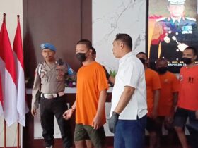 ersangka pengedar Narkoba saat di gelandang di Mapolres Mojokerto kota.(blok-a.com/Syahrul Wijaya)