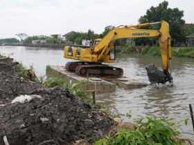 Pekerjaan normalisasi sungai di Kecamatan Candi, Sidoarjo.