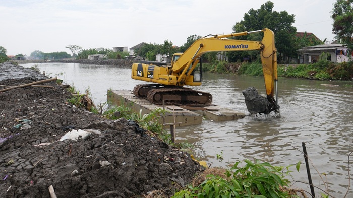 Pekerjaan normalisasi sungai di Kecamatan Candi, Sidoarjo.