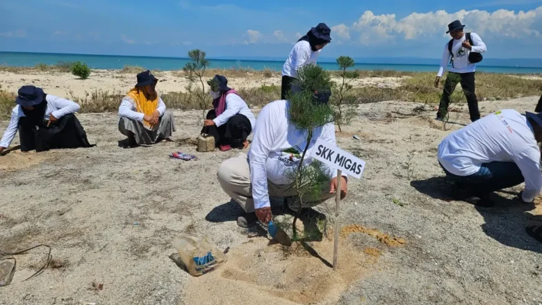 Aksi tanam pohon bertajuk "Rawat Tanam SKK Migas-HCML" di Pantai Beringin, Desa Banmaleng, Pulau Giliraja, Kecamatan Giligenting, Kabupaten Sumenep, Jumat (17/10/2025). (foto: Blok-a.com)