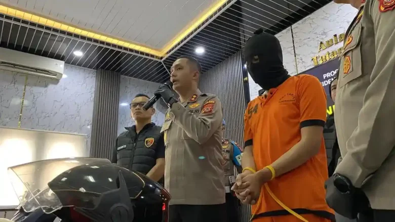 G (24), pelaku pembunuhan dihadirkan dalam konferensi pers di Mapolres Majalengka, Selasa (21/10/2025)(foto: Handika Rahman/Kompas)