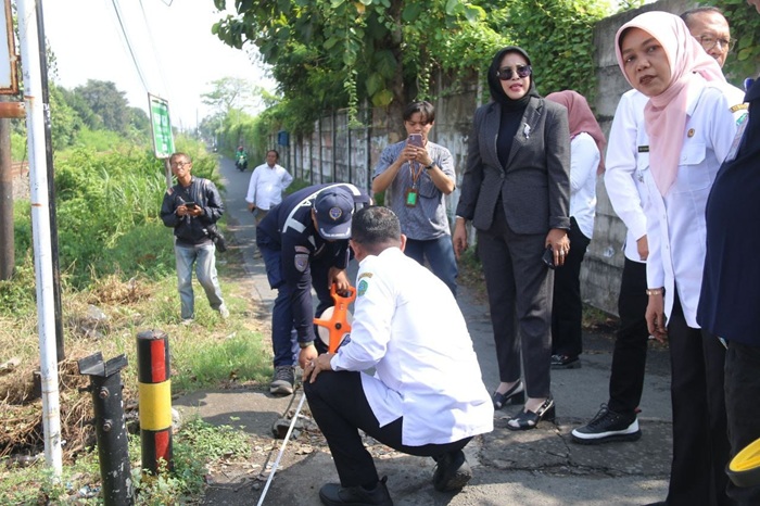 Wakil Bupati Sidoarjo, Mimik idayana saat tinjau lapang perlintasan KA Gelam, Candi.