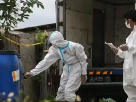 Petugas mengukur tingkat paparan radiasi Cesium-137 (Cs-137) saat dekontaminasi di Kawasan Industri Modern Cikande, Kabupaten Serang, Banten (foto: Angga Budhiyanto/Antara)