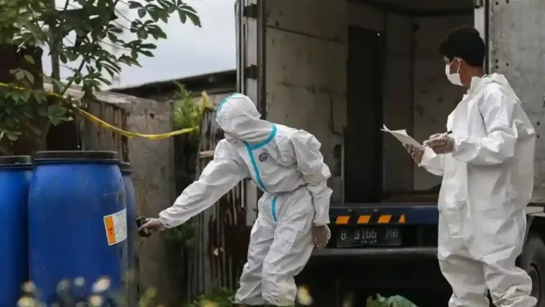 Petugas mengukur tingkat paparan radiasi Cesium-137 (Cs-137) saat dekontaminasi di Kawasan Industri Modern Cikande, Kabupaten Serang, Banten (foto: Angga Budhiyanto/Antara)