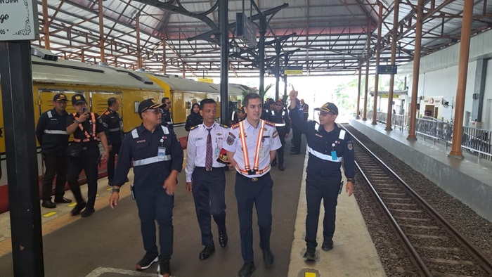 Jajaran manajemen PT KAI Daop 8 Surabaya saat melaksanakan pengecekan stasiun Mojokerto.(blok-a.com/Syahrul Wijaya)