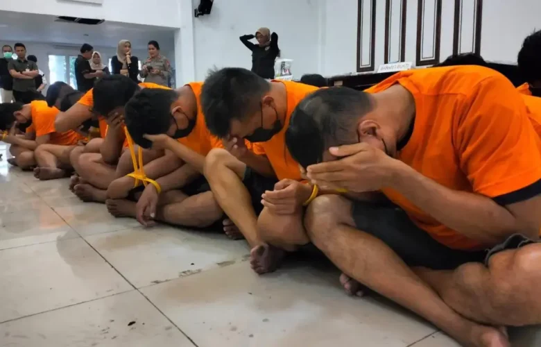 34 Pria yang diamankan usai penggerebekan pesta terlarang di sebuah hotel di Surabaya (foto: Khusnul Hasana/IDN Times)