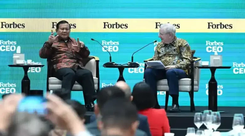 Presiden Prabowo Subianto saat berdialog dengan Steve Forbes (kanan) dalam Forbes Global CEO Conference 2025 di Jakarta Rabu (15/10/2025) - (foto: ist)