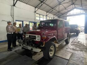 Kegiatan ramp check Jeep untuk memastikan keselamatan bagi wisatawan yang akan berkunjung ke Bromo. (humaspolres)