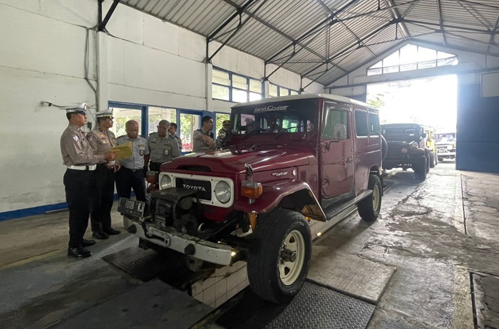 Kegiatan ramp check Jeep untuk memastikan keselamatan bagi wisatawan yang akan berkunjung ke Bromo. (humaspolres)