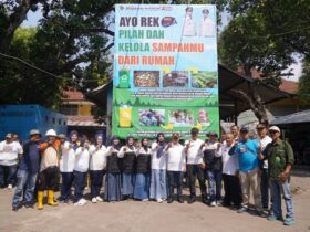 Bupati Mojokerto Gus Barra bersama dinas lingkungan hidup gelar bersih-bersih pasar.(blok-a.com/Syahrul Wijaya)